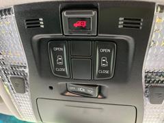 【両側パワースライドドア】スマートキーや運転席のスイッチで後席両側スライドドアの開閉が可能♪電動だから力を入れてドアを開ける必要が無く、小さなお子様でも簡単に開け閉めでき快適です♪ 5