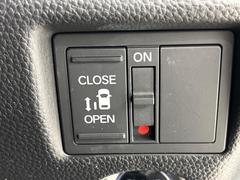 【パワースライドドア】スマートキーや運転席のスイッチでスライドドアの開閉が可能♪電動だから力を入れてドアを開ける必要が無く、小さいお子様でも、重い荷物を持っている時もラクに開け閉めできます♪ 5