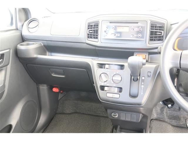 【まるまるクリーニング】内装工程では、中古車を気持ちよくお乗りいただけるよう清掃しております。シートの洗浄はもちろん、ニオイの元となるフロアカーペットまで洗浄・消臭を実施。