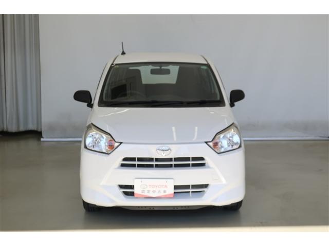 【まるまるクリーニング】外装工程では、ボディの汚れや鉄粉を洗浄し、磨き上げコーティング。タイヤ・ホイール・エンジンルームまで、しっかり洗浄・艶出しいたします。