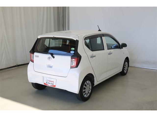 【まるまるクリーニング】外装工程では、ボディの汚れや鉄粉を洗浄し、磨き上げコーティング。タイヤ・ホイール・エンジンルームまで、しっかり洗浄・艶出しいたします。