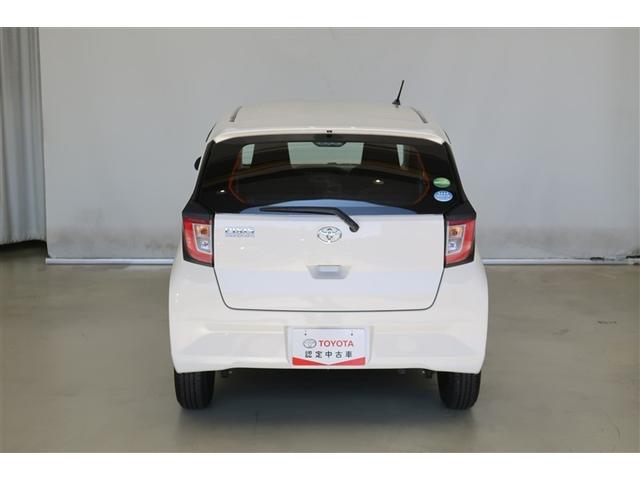 【まるまるクリーニング】外装工程では、ボディの汚れや鉄粉を洗浄し、磨き上げコーティング。タイヤ・ホイール・エンジンルームまで、しっかり洗浄・艶出しいたします。