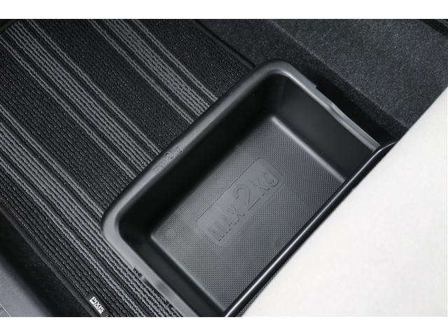 【シートアンダートレイ】助手席シートの下部に靴が一足入るほどの大きなトレイが付いています♪