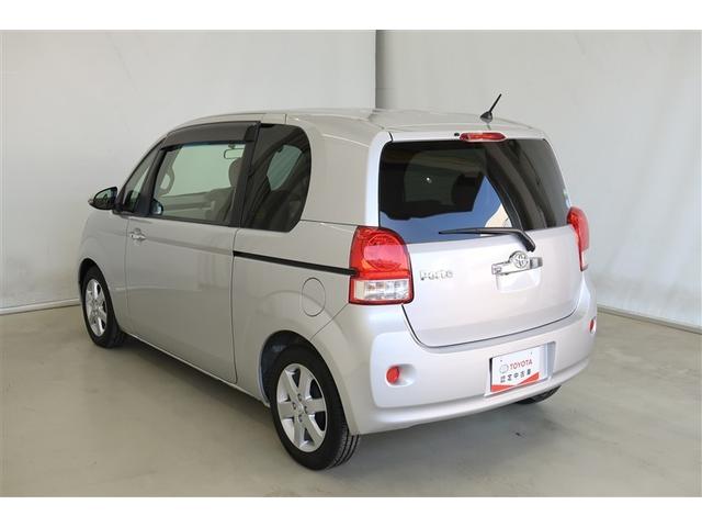 【まるまるクリーニング】外装工程では、ボディの汚れや鉄粉を洗浄し、磨き上げコーティング。タイヤ・ホイール・エンジンルームまで、しっかり洗浄・艶出しいたします。