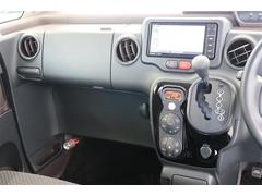 【まるまるクリーニング】内装工程では、中古車を気持ちよくお乗りいただけるよう清掃しております。シートの洗浄はもちろん、ニオイの元となるフロアカーペットまで洗浄・消臭を実施。 2