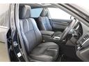 【運転席＆助手席】シートは黒を基調にした高級感のあるデザインです。運転席はゆったり、視界も広くて運転しやすいですよ♪
