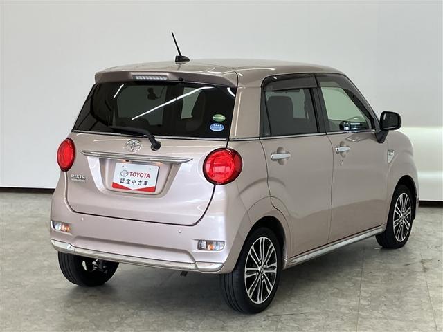 【まるまるクリーニング】外装工程では、ボディの汚れや鉄粉を洗浄し、磨き上げコーティング。タイヤ・ホイール・エンジンルームまで、しっかり洗浄・艶出しいたします。