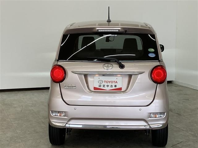 【まるまるクリーニング】外装工程では、ボディの汚れや鉄粉を洗浄し、磨き上げコーティング。タイヤ・ホイール・エンジンルームまで、しっかり洗浄・艶出しいたします。