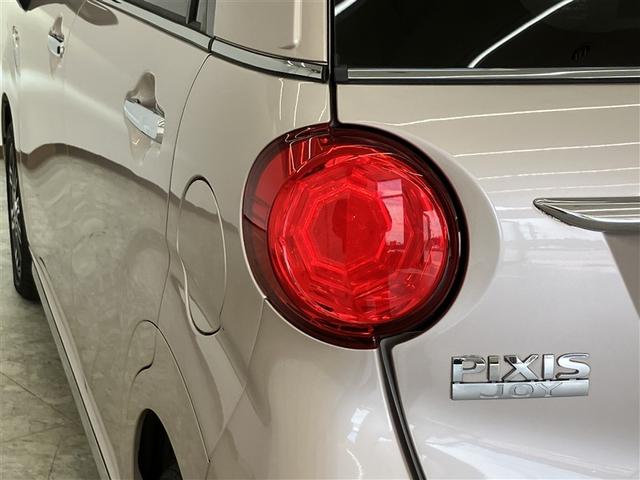 【まるまるクリーニング】外装工程では、ボディの汚れや鉄粉を洗浄し、磨き上げコーティング。タイヤ・ホイール・エンジンルームまで、しっかり洗浄・艶出しいたします。