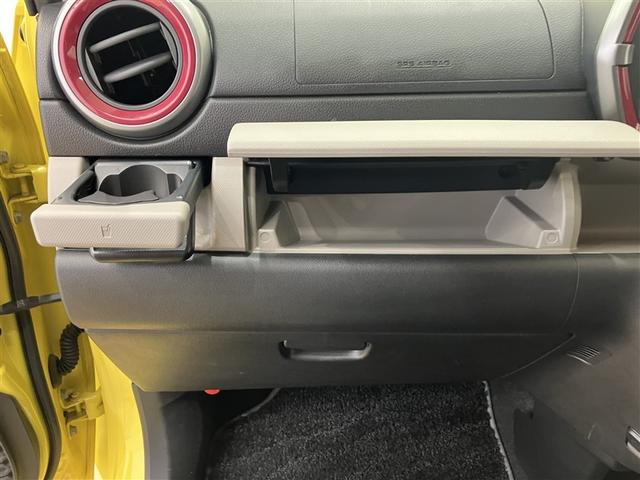 【まるまるクリーニング】内装工程では、中古車を気持ちよくお乗りいただけるよう清掃しております。シートの洗浄はもちろん、ニオイの元となるフロアカーペットまで洗浄・消臭を実施。