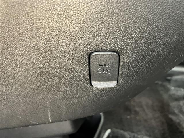 【まるまるクリーニング】内装工程では、中古車を気持ちよくお乗りいただけるよう清掃しております。シートの洗浄はもちろん、ニオイの元となるフロアカーペットまで洗浄・消臭を実施。