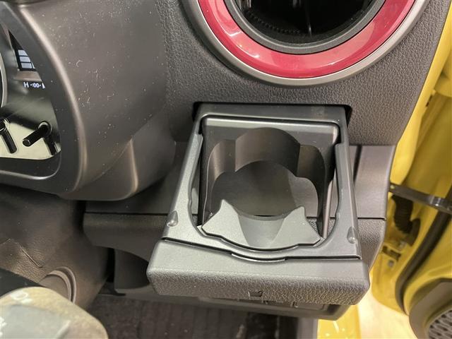 【まるまるクリーニング】内装工程では、中古車を気持ちよくお乗りいただけるよう清掃しております。シートの洗浄はもちろん、ニオイの元となるフロアカーペットまで洗浄・消臭を実施。