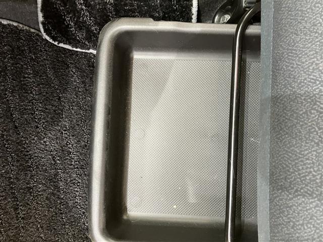 【シートアンダートレイ】助手席シートの下部に靴が一足入るほどの大きなトレイが付いています♪