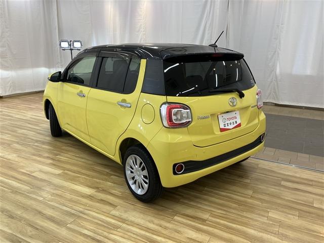 【まるまるクリーニング】外装工程では、ボディの汚れや鉄粉を洗浄し、磨き上げコーティング。タイヤ・ホイール・エンジンルームまで、しっかり洗浄・艶出しいたします。