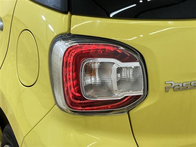 【まるまるクリーニング】外装工程では、ボディの汚れや鉄粉を洗浄し、磨き上げコーティング。タイヤ・ホイール・エンジンルームまで、しっかり洗浄・艶出しいたします。