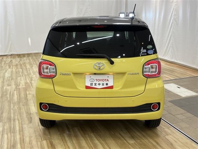 【まるまるクリーニング】外装工程では、ボディの汚れや鉄粉を洗浄し、磨き上げコーティング。タイヤ・ホイール・エンジンルームまで、しっかり洗浄・艶出しいたします。