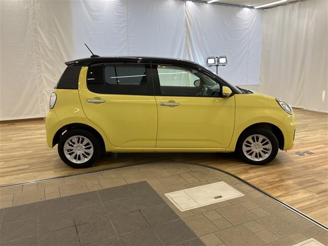 【まるまるクリーニング】外装工程では、ボディの汚れや鉄粉を洗浄し、磨き上げコーティング。タイヤ・ホイール・エンジンルームまで、しっかり洗浄・艶出しいたします。