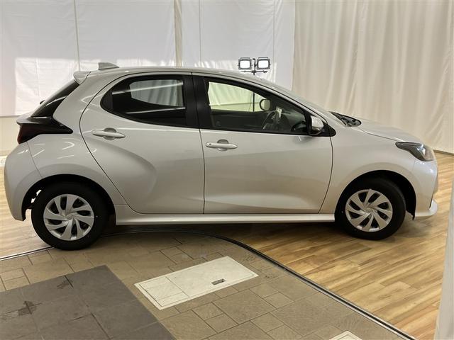 ヤリス Ｘ　ディスプレイオーディオ　メモリーナビゲーション　バックガイドカメラ　衝突被害軽減システム　横滑り防止装置　ＥＴＣ　スペアタイヤ　マニュアルエアコン　パワーステアリング　パワーウィンドウ　スマートキー（32枚目）