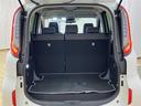 【トランクルーム】後部座席は6:4分割で可倒式ですので、荷室を広げ、趣味の道具もたくさん入りますし、ベビーカー、大きな買い物エコバックも入って便利です♪