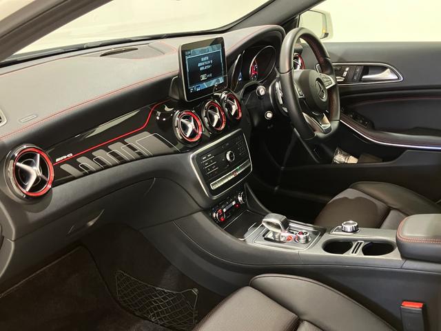 ＧＬＡクラス ＧＬＡ４５　４マチック　右ハンドル／カルサイトホワイト／レーダーセーフティパッケージ／バックモニター／パークトロニックセンサー／黒革シート／シートヒーター／ＡＭＧ１９ＡＷ／正規ディーラー認定中古車／２年保証（5枚目）
