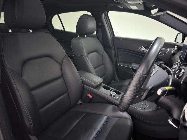GLAクラス GLA220 4マチック ワンオーナー/右ハンドル/コスモスブラック/本革/シートヒーター/パノラミックスライディングルーフ/ドラレコ/正規ディーラー認定中古車/二年保証(3枚目)