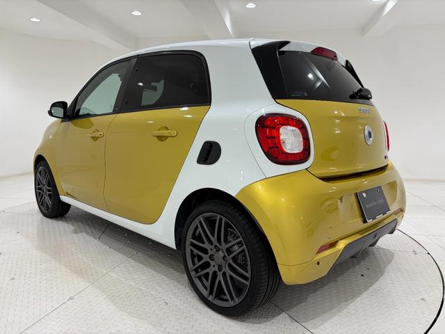 スマートフォーフォー BRABUS スポーツ 右ハンドル/ゴールド/本革/シートヒーター/ガラスルーフ/ETC/クルーズコントロール/レーンキーピングアシスト/正規ディーラー認定中古車/二年保証(14枚目)