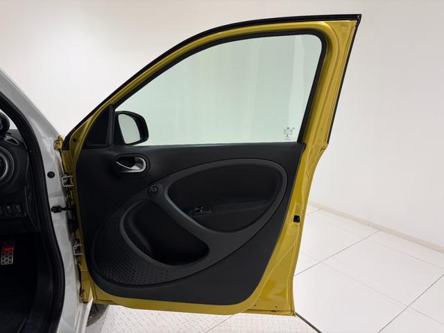 スマートフォーフォー BRABUS スポーツ 右ハンドル/ゴールド/本革/シートヒーター/ガラスルーフ/ETC/クルーズコントロール/レーンキーピングアシスト/正規ディーラー認定中古車/二年保証(21枚目)