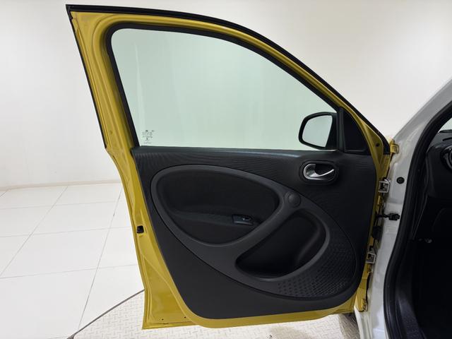 スマートフォーフォー BRABUS スポーツ 右ハンドル/ゴールド/本革/シートヒーター/ガラスルーフ/ETC/クルーズコントロール/レーンキーピングアシスト/正規ディーラー認定中古車/二年保証(26枚目)