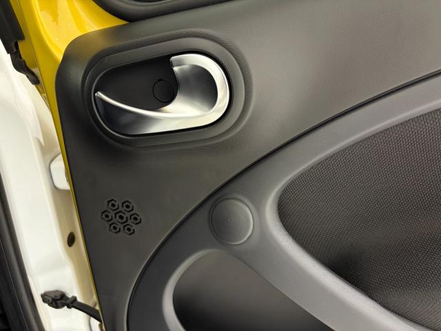 スマートフォーフォー BRABUS スポーツ 右ハンドル/ゴールド/本革/シートヒーター/ガラスルーフ/ETC/クルーズコントロール/レーンキーピングアシスト/正規ディーラー認定中古車/二年保証(32枚目)