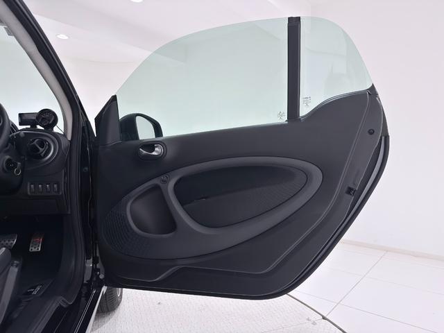 スマートフォーツークーペ BRABUS エクスクルーシブ 右ハンドル/グレー/フローティングナビ/ドラレコ/シートヒーター/正規ディーラー認定中古車/二年保証(20枚目)