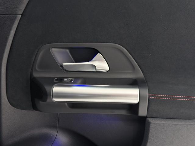 GLAクラス GLA200d 4マチック AMGライン 右ハンドル/コスモスブラック/半革/シートヒーター/ドラレコ/メモリー付きパワーシート/正規ディーラー認定中古車/二年保証(32枚目)