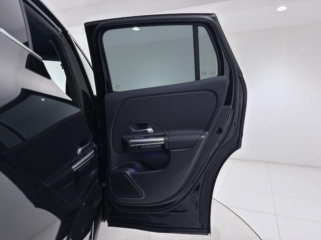 GLAクラス GLA200d 4マチック アーバンスターズ 右ハンドル/コスモスブラック/本革/シートヒーター/メモリー付きパワーシート/正規ディーラー認定中古車/二年保証(8枚目)