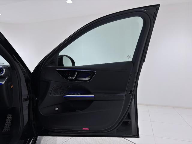 Cクラス C200 スポーツ 右ハンドル/オブシディアンブラック/シートヒーター/メモリー付きパワーシート/正規ディーラー認定中古車/二年保証(6枚目)