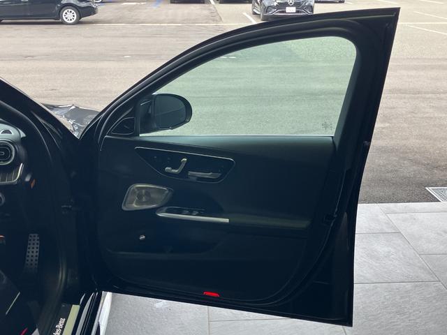 Ｃクラス Ｃ２２０ｄ　ラグジュアリー　ワンオーナー／右ハンドル／オブシディアンブラック／ドライバーズＰ／パノラミックスライディングルーフ／シートヒーター／ベンチレーション／Ｂｕｒｍｅｓｔｅｒ／正規ディーラー認定中古車／二年保証（5枚目）