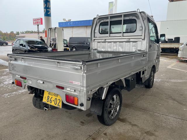 ＮＴ１００クリッパートラック ＤＸ　４ＷＤ　車検整備付き　５速マニュアル　Ａ／Ｃコンプレッサ、コンデンサーリビルド交換済み　３方開荷台（3枚目）