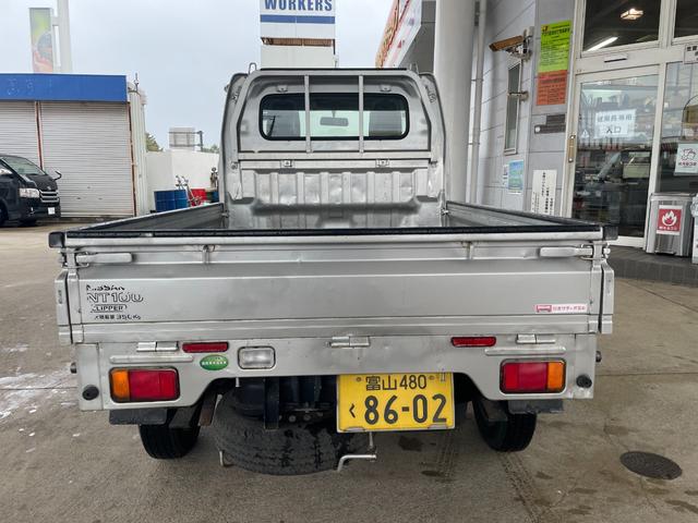 ＮＴ１００クリッパートラック ＤＸ　４ＷＤ　車検整備付き　５速マニュアル　Ａ／Ｃコンプレッサ、コンデンサーリビルド交換済み　３方開荷台（4枚目）