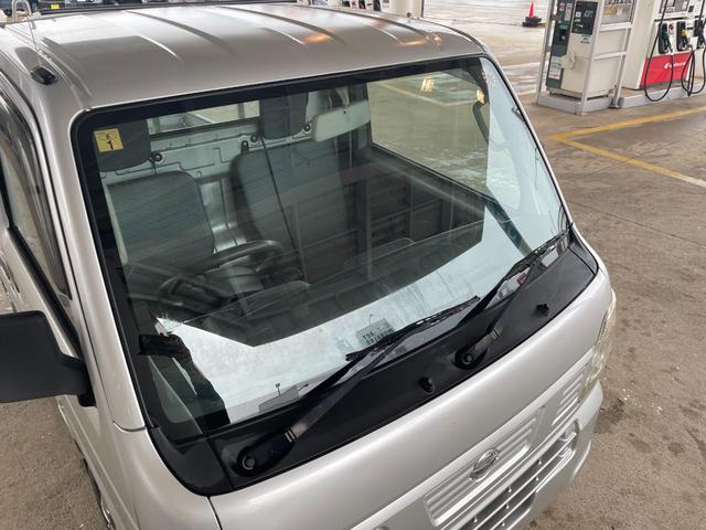 ＮＴ１００クリッパートラック ＤＸ　４ＷＤ　車検整備付き　５速マニュアル　Ａ／Ｃコンプレッサ、コンデンサーリビルド交換済み　３方開荷台（9枚目）