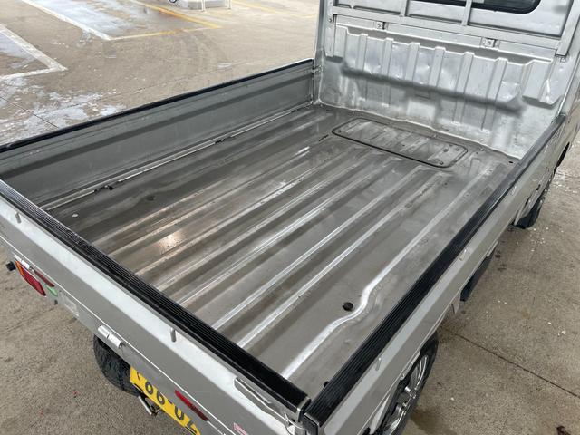 ＮＴ１００クリッパートラック ＤＸ　４ＷＤ　車検整備付き　５速マニュアル　Ａ／Ｃコンプレッサ、コンデンサーリビルド交換済み　３方開荷台（12枚目）