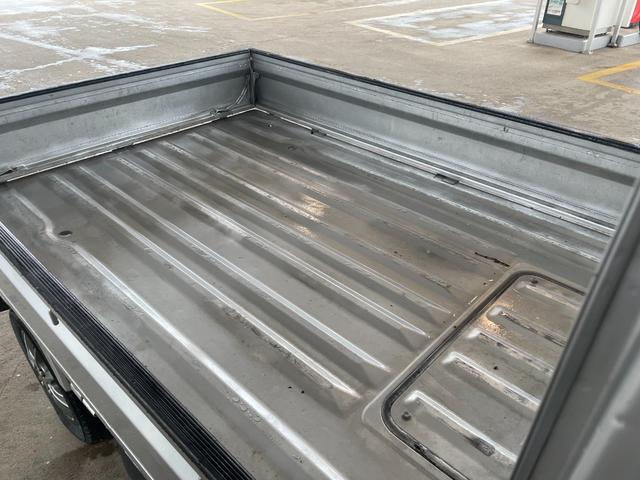 ＮＴ１００クリッパートラック ＤＸ　４ＷＤ　車検整備付き　５速マニュアル　Ａ／Ｃコンプレッサ、コンデンサーリビルド交換済み　３方開荷台（15枚目）