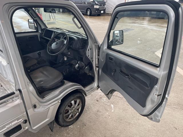 ＮＴ１００クリッパートラック ＤＸ　４ＷＤ　車検整備付き　５速マニュアル　Ａ／Ｃコンプレッサ、コンデンサーリビルド交換済み　３方開荷台（16枚目）