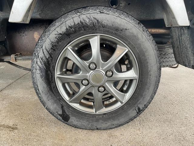 ＮＴ１００クリッパートラック ＤＸ　４ＷＤ　車検整備付き　５速マニュアル　Ａ／Ｃコンプレッサ、コンデンサーリビルド交換済み　３方開荷台（35枚目）