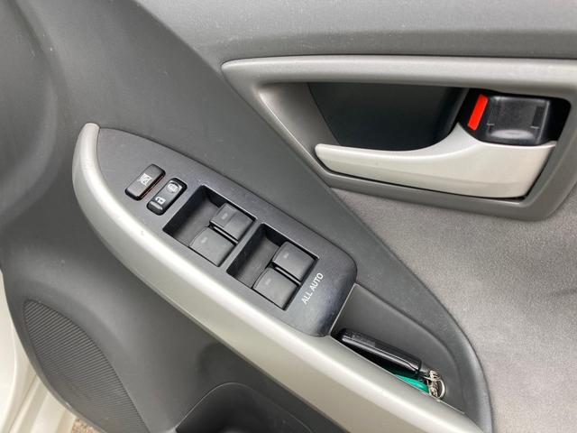 パワーウィンドウのスイッチです。運転席に居ながら窓を開け閉めのコントロールできます。ロック機能で、子供がイタズラして窓を開けるという事も無くなります。