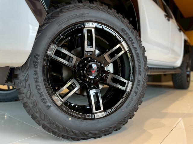 トライトン GSR 新車コンプリートモデル 30mmフロントアップ/KANONE20インチAW/ジオランダーMTタイヤ275/55/20/サイド出しマフラー/マルチアラウンドモニターベッドライナー/ナビゲーション/ETC(4枚目)