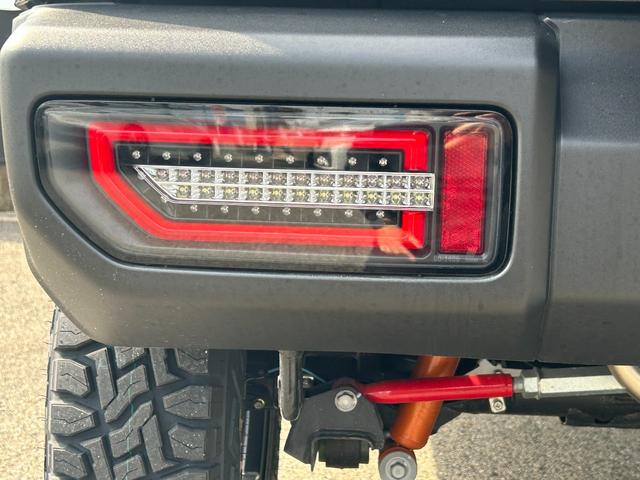 ジムニー 　ＢＫスタイル仕様　３インチリフトアップ　ＴＯＹＯオフロードタイヤ　アストロＤＣ１６インチＡＷ　ＬＥＤウインカー＆テール　アルパインＡＬＰＩＮＥディスプレイオーディオ　バックカメラ　ＥＴＣ　ミラーリング（22枚目）