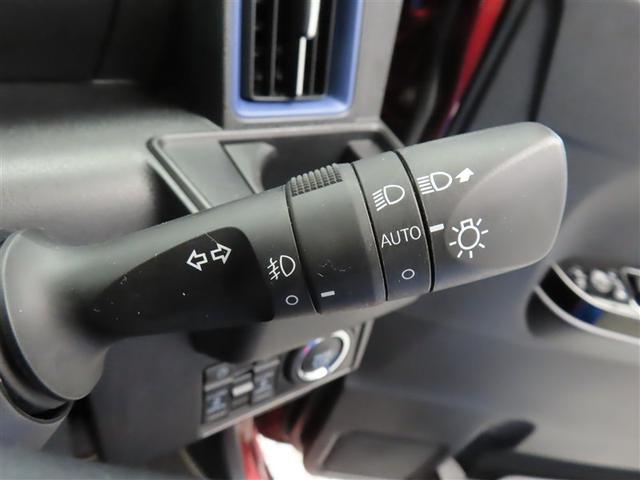 スイッチをオートに設定しておけば、車外の明るさに応じて自動的にヘッドランプを点灯・消灯します。夕暮れ時やトンネルの続く山道などを走行する時に便利なコンライトを装備しています。