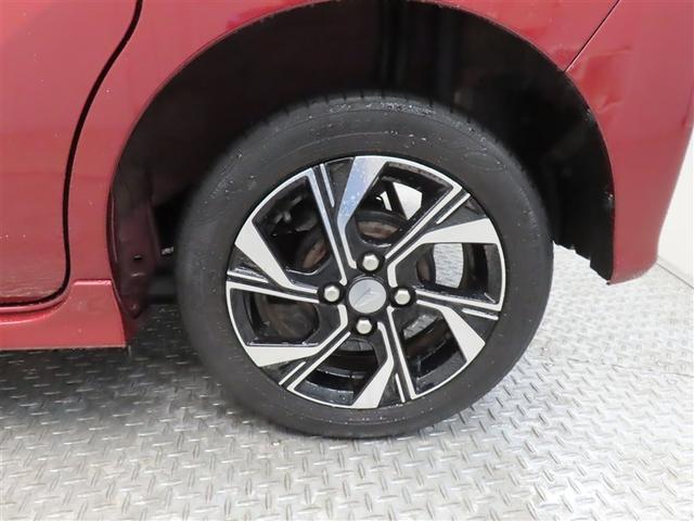 車両のデザインにマッチした純正アルミホイールを装着しています。