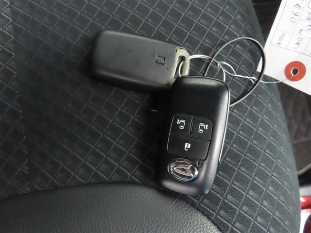 スマートキーです。バッグやポケットに携帯していれば、キーを取り出さなくてもドアの解錠・施錠ができます。エンジンの始動はブレーキを踏みながらパワースイッチをワンプッシュするだけです。