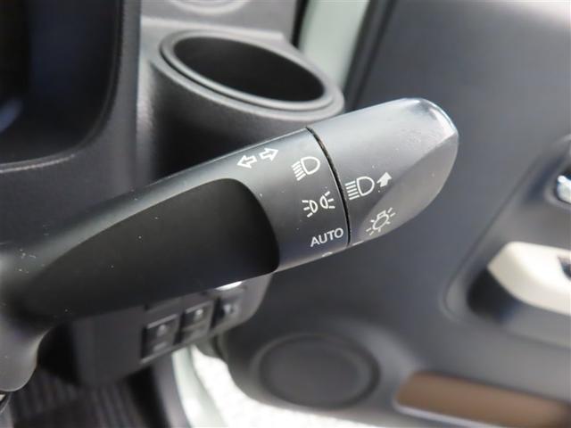 スイッチをオートに設定しておけば、車外の明るさに応じて自動的にヘッドランプを点灯・消灯します。夕暮れ時やトンネルの続く山道などを走行する時に便利なコンライトを装備しています。