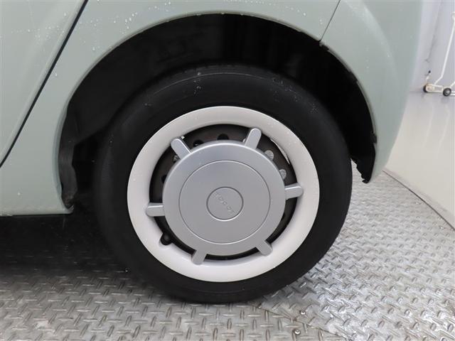 スチールホイールにホイールキャップを装着しています。