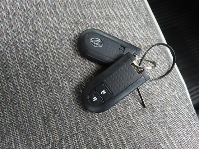 スマートキーです。バッグやポケットに携帯していれば、キーを取り出さなくてもドアの解錠・施錠ができます。エンジンの始動はブレーキを踏みながらパワースイッチをワンプッシュするだけです。